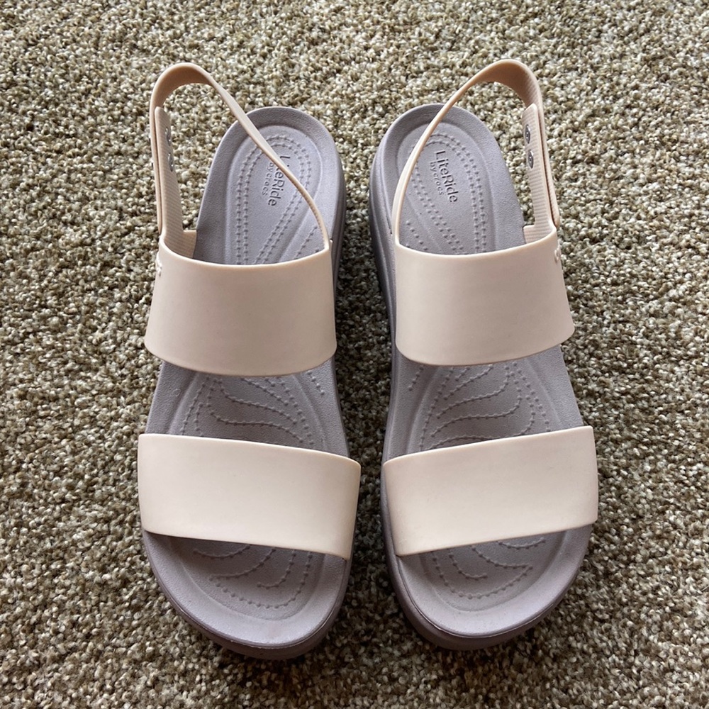 Women’s crocs brooklyn low wedge metallic champagne size 10